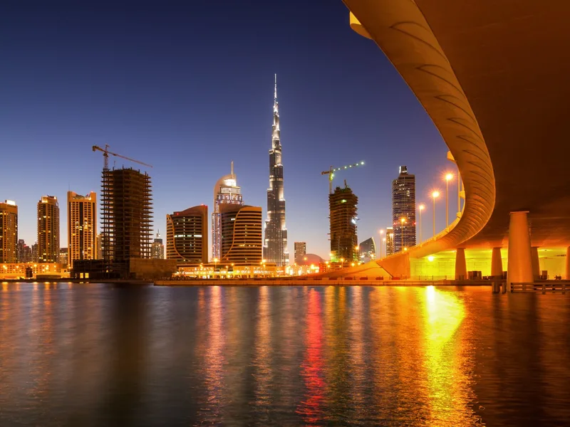 Skyline Business Bay Dubai con riflessi sull'acqua