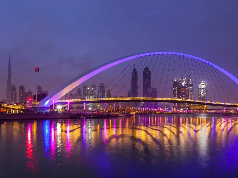Dubai Canal di notte, analisi prezzi off-plan Dubai