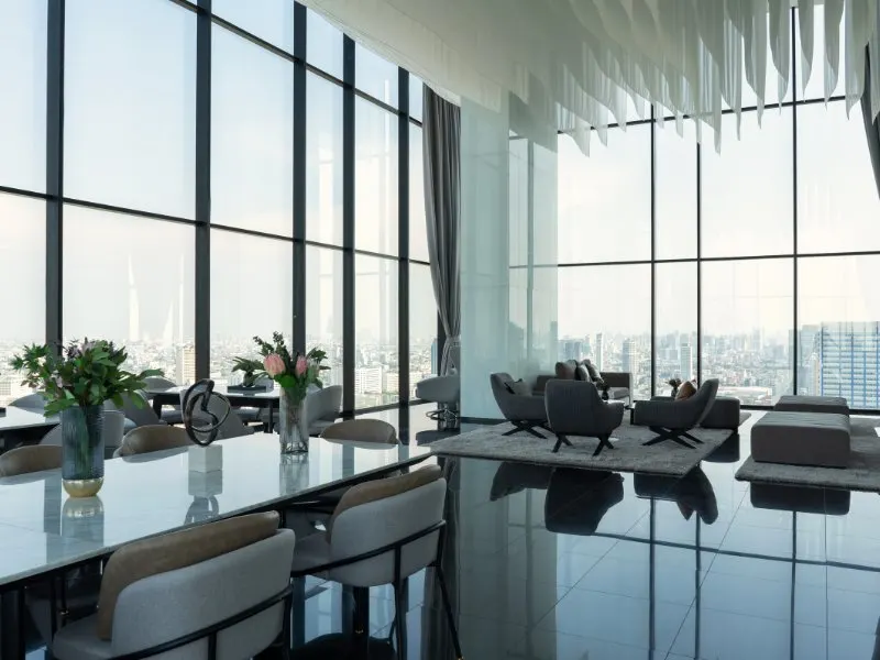 Riccardo Lucietti a Downtown Dubai con Burj Khalifa sullo sfondo