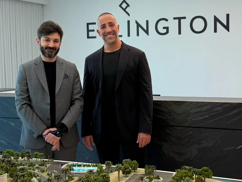 Riccardo Lucietti con il team Ellington Properties allo showroom Dubai