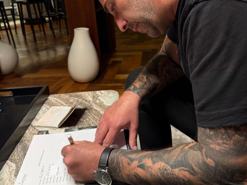 Riccardo Lucietti firma contratto acquisto immobile Dubai