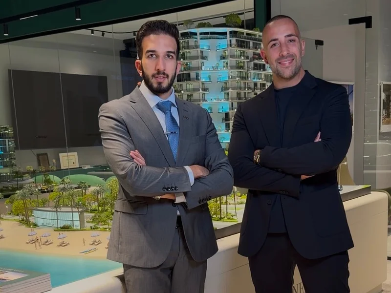 Riccardo Lucietti con sales manager MR 8 Dubai, showroom residenziale