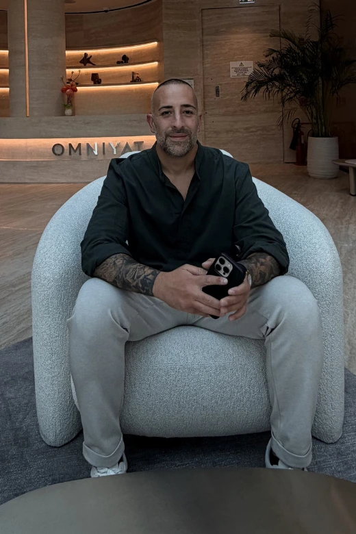 Riccardo Lucietti nella lobby Omniyat Dubai, consulenza immobiliare