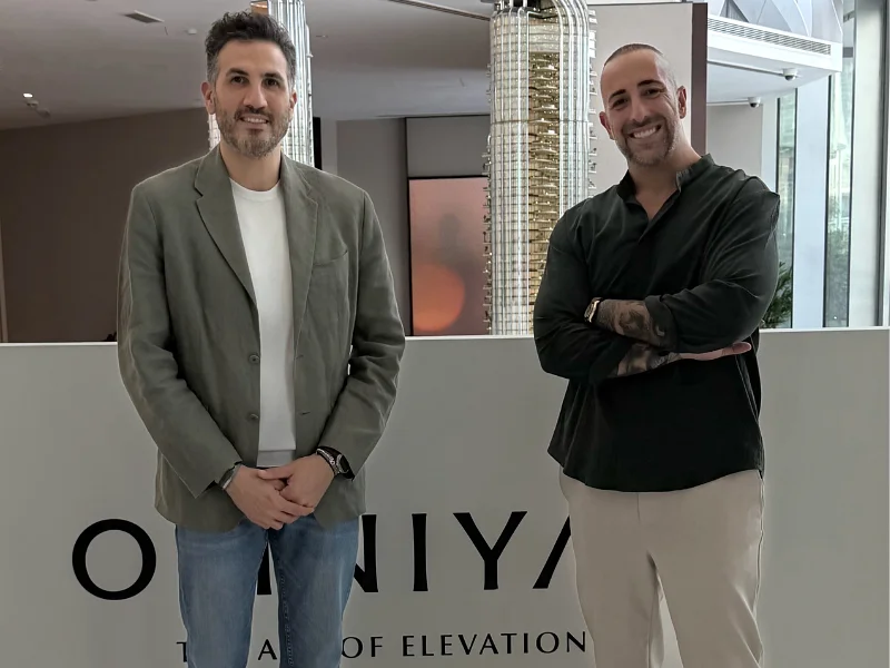 Riccardo Lucietti con il team Omniyat allo showroom Dubai
